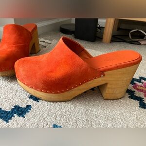 Marlo clogs in Tangerine
